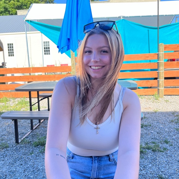 Meet your Posher, Liv - Picture 2 of 3